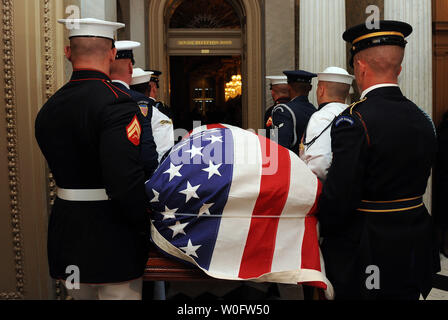 Le cercueil, recouvert du drapeau portant la Sénateur Robert Byrd, D-WV, passe par le Capitole à Washington le 1er juillet 2010. Byrd, qui est mort à 92 et a été le plus ancien sénateur de l'histoire, résidera au repos dans la chambre du Sénat jusqu'à ce qu'il est déplacé de la Virginie de l'Ouest plus tard aujourd'hui. UPI/Roger L. Wollenberg Banque D'Images