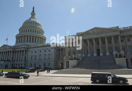 Avec le corbillard cercueil, recouvert du drapeau de la Sénateur Robert Byrd (D-WV) quitte le Capitole à Washington le 1er juillet 2010. Byrd est mort à 92 et a été le plus ancien sénateur de l'histoire. UPI/Alexis C. Glenn Banque D'Images