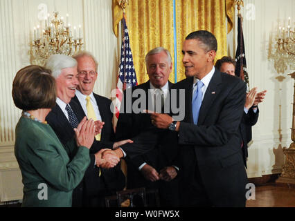 Le président américain Barack Obama salue (G à D) Le président de la Chambre Nancy Pelosi (D-CA), le sénateur Chris Dodd (D-CT), Rép. Howard Berman (D-CA), et de la Chambre au chef de la majorité Steny Hoyer (D-MD) comme il arrive à signer le projet de loi de sanctions l'Iran dans l'East Room de la Maison Blanche à Washington le 1 juillet 2010. UPI/Alexis C. Glenn Banque D'Images