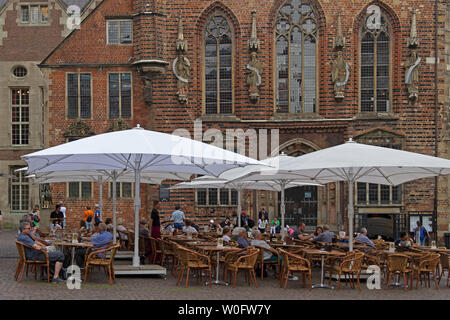 Café de la chaussée à côté de la mairie, Brême, Allemagne Banque D'Images