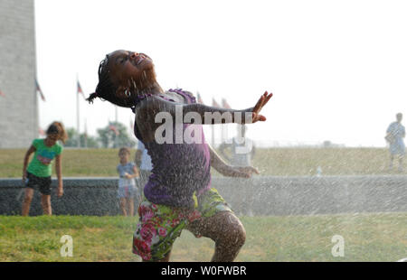 Ver'ren Scott, l'âge de 4 ans, à partir de Londres, en Angleterre, joue dans un gicleur sur le National Mall à Washington, DC, le 7 juillet 2010. La région de métro de DC est à son deuxième jour de températures à trois chiffres comme la côte est en pris dans les griffes de la vague de chaleur. UPI/Alexis C. Glenn Banque D'Images
