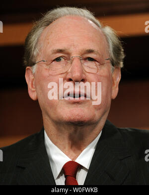 Le sénateur John Rockefeller IV, D-WV, président du comité du Sénat sur le commerce, les sciences, et des transports, le Comité discute de l'adoption d'une nouvelle autorisation de la NASA bill sur la colline du Capitole à Washington le 15 juillet 2010. UPI/Roger L. Wollenberg Banque D'Images