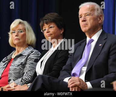 Le vice-président Joe Biden (R), conseiller principal et directeur adjoint de l'Valerie Jarrett (C) et de l'égalité de rémunération activist Lilly Ledbetter assister à un groupe de travail de la classe moyenne sur le lieu de travail l'égalité de rémunération dans le Eisenhower Executive Office Building à Washington le 20 juillet 2010. UPI/Kevin Dietsch Banque D'Images