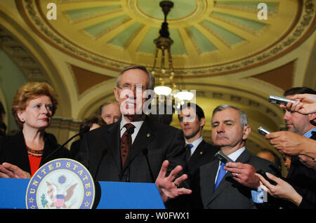 Le chef de la majorité au Sénat Harry Reid (D-NV) parle après le Sénat a voté 60-40 d'approuver une extension des prestations de chômage sur la colline du Capitole à Washington le 20 juillet 2010. Le sénateur Jack Reed (D-RI) (R), Sen. Debbie Stabenow (D-MI) (L), et la sénatrice Carte Goodwin (D-WV) (2e R) prêté serment aujourd'hui, en remplacement de M. Robert Byrd, écouter. UPI/Alexis C. Glenn Banque D'Images