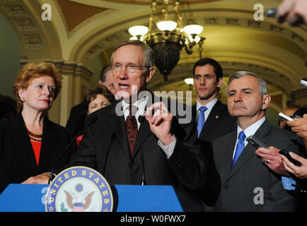 Le chef de la majorité au Sénat Harry Reid (D-NV) parle après le Sénat a voté 60-40 d'approuver une extension des prestations de chômage sur la colline du Capitole à Washington le 20 juillet 2010. Le sénateur Jack Reed (D-RI) (R), Sen. Debbie Stabenow (D-MI) (L), et la sénatrice Carte Goodwin (D-WV) (2e R) prêté serment aujourd'hui, en remplacement de M. Robert Byrd, écouter. UPI/Alexis C. Glenn Banque D'Images