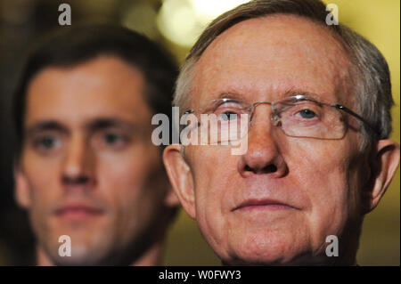 Le chef de la majorité au Sénat Harry Reid (D-NV) (R) et Sen. Carte Goodwin (D-WV) (2e R) prêté serment aujourd'hui, en remplacement de M. Robert Byrd, assister à une conférence de presse après que le Sénat a voté 60-40 d'approuver une extension des prestations de chômage sur la colline du Capitole à Washington le 20 juillet 2010. UPI/Alexis C. Glenn Banque D'Images