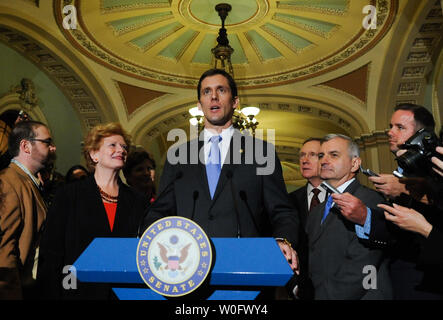 Sen. Carte Goodwin (D-WV) (2e R) prêté serment aujourd'hui, en remplacement de M. Robert Byrd parle après le Sénat a voté 60-40 d'approuver une extension des prestations de chômage sur la colline du Capitole à Washington le 20 juillet 2010. Le sénateur Jack Reed (D-RI) (R), le chef de la majorité au Sénat Harry Reid (D-NV) (2R), et la sénatrice Debbie Stabenow (D-MI) (L), l'écouter. UPI/Alexis C. Glenn Banque D'Images