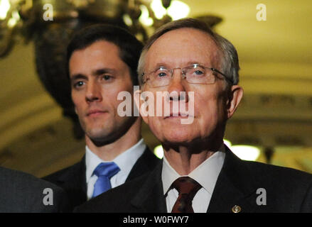 Le chef de la majorité au Sénat Harry Reid (D-NV) (R) et Sen. Carte Goodwin (D-WV) (2e R) prêté serment aujourd'hui, en remplacement de M. Robert Byrd, assister à une conférence de presse après que le Sénat a voté 60-40 d'approuver une extension des prestations de chômage sur la colline du Capitole à Washington le 20 juillet 2010. UPI/Alexis C. Glenn Banque D'Images