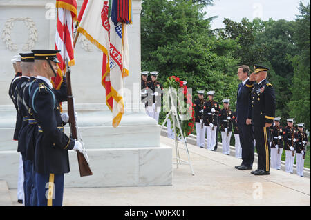 Premier Ministre du Royaume-Uni, David Cameron, dépose une gerbe sur la tombe du soldats inconnus au cimetière national d'Arlington à Arlington, en Virginie, le 21 juillet 2010. UPI/Kevin Dietsch Banque D'Images