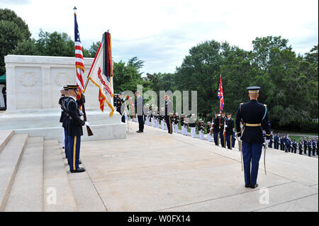 Premier Ministre du Royaume-Uni, David Cameron, dépose une gerbe sur la tombe du soldats inconnus au cimetière national d'Arlington à Arlington, en Virginie, le 21 juillet 2010. UPI/Kevin Dietsch Banque D'Images