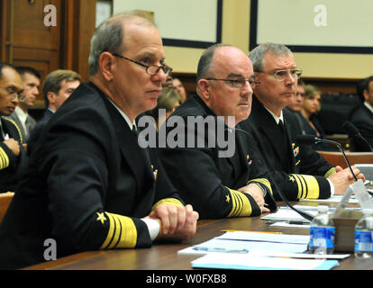 Sous-chef des opérations navales de préparation et de logistique de la flotte le Vice-amiral William Burke (L), commandant de la flotte de la marine de forces Adm. John Harvey (C) et le Naval Sea System Command, Vice-amiral. Kevin McCoy témoigner devant une commission des forces armées audition sur l'état de préparation de la flotte de surface à Washington le 28 juillet 2010. UPI/Kevin Dietsch Banque D'Images