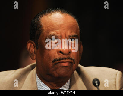 Thurman Higginbotham, ancien surintendant adjoint de Arlington National Cemetery, assiste à un Sénat Sécurité intérieure et les affaires gouvernementales Sous-comité sur l'audience de surveillance des contrats non marqués ou étiquetés sur les tombes au cimetière national d'Arlington sur la colline du Capitole à Washington le 29 juillet 2010. Higginbotham a affirmé son cinquième amendement droit de ne pas répondre aux questions du comité. UPI/Alexis C. Glenn Banque D'Images