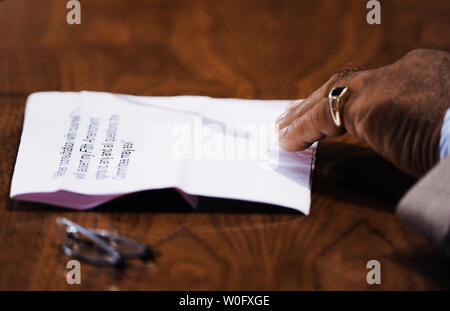 Une feuille de papier en face de Thurman Higginbotham, ancien surintendant adjoint de Arlington National Cemetery, indique une déclaration affirmant son cinquième amendement droit de ne pas répondre aux questions lors d'un Sénat Sécurité intérieure et les affaires gouvernementales Sous-comité sur l'audience de surveillance des contrats non marqués ou étiquetés sur les tombes au cimetière national d'Arlington sur la colline du Capitole à Washington le 29 juillet 2010. UPI/Alexis C. Glenn Banque D'Images