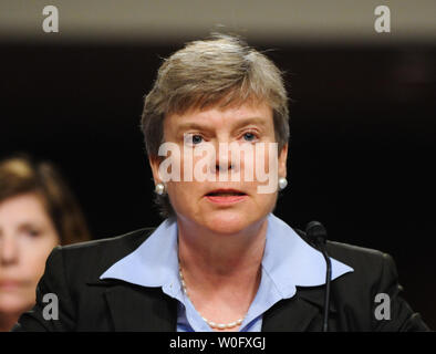 E. Rose Gottemoeller, secrétaire d'État adjoint, Bureau de la vérification, la conformité et la mise en Œuvre, offre sa déclaration d'ouverture lors d'une audience du Comité des forces armées du Sénat sur la nouvelle réduction des armes stratégiques (START) Traité sur la colline du Capitole à Washington le 29 juillet 2010. UPI/Alexis C. Glenn Banque D'Images