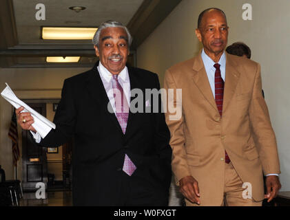 Le Représentant Charles Rangel (D-NY) (L) promenades de son bureau à l'étage maison sur la colline du Capitole à Washington le 29 juillet 2010. Rép Rangel a été accusé aujourd'hui avec 13 chefs d'accusation pour avoir enfreint les règles de l'éthique de la Chambre. UPI/Alexis C. Glenn Banque D'Images