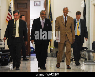 Le Représentant Charles Rangel (D-NY) (2L) promenades de son bureau à l'étage maison sur la colline du Capitole à Washington le 29 juillet 2010. Rép Rangel a été accusé aujourd'hui avec 13 chefs d'accusation pour avoir enfreint les règles de l'éthique de la Chambre. UPI/Alexis C. Glenn Banque D'Images