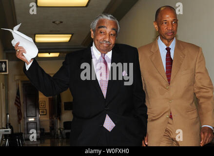 Le Représentant Charles Rangel (D-NY) (L) promenades de son bureau à l'étage maison sur la colline du Capitole à Washington le 29 juillet 2010. Rép Rangel a été accusé aujourd'hui avec 13 chefs d'accusation pour avoir enfreint les règles de l'éthique de la Chambre. UPI/Alexis C. Glenn Banque D'Images