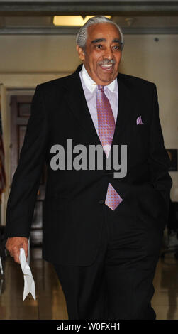 Le Représentant Charles Rangel (D-NY) promenades de son bureau à l'étage maison sur la colline du Capitole à Washington le 29 juillet 2010. Rép Rangel a été accusé aujourd'hui avec 13 chefs d'accusation pour avoir enfreint les règles de l'éthique de la Chambre. UPI/Alexis C. Glenn Banque D'Images