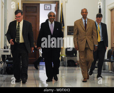 Le Représentant Charles Rangel (D-NY) (2L) promenades de son bureau à l'étage maison sur la colline du Capitole à Washington le 29 juillet 2010. Rép Rangel a été accusé aujourd'hui avec 13 chefs d'accusation pour avoir enfreint les règles de l'éthique de la Chambre. UPI/Alexis C. Glenn Banque D'Images