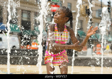 Une fille joue dans une fontaine dans le quartier de Columbia Heights Washington DC le 12 août 2010. La DC a subi plus de 20 jours cette année d'une température de 95 degrés Fahrenheit ou plus et casse de 6 records de chaleur en 2010. UPI/Alexis C. Glenn Banque D'Images