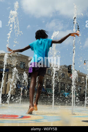 Une fille joue dans une fontaine dans le quartier de Columbia Heights Washington DC le 12 août 2010. La DC a subi plus de 20 jours cette année d'une température de 95 degrés Fahrenheit ou plus et casse de 6 records de chaleur en 2010. UPI/Alexis C. Glenn Banque D'Images