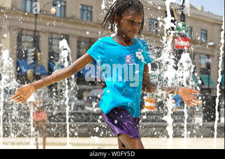 Une fille joue dans une fontaine dans le quartier de Columbia Heights Washington DC le 12 août 2010. La DC a subi plus de 20 jours cette année d'une température de 95 degrés Fahrenheit ou plus et casse de 6 records de chaleur en 2010. UPI/Alexis C. Glenn Banque D'Images