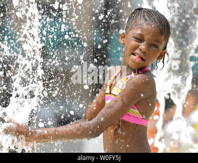 Une fille joue dans une fontaine dans le quartier de Columbia Heights Washington DC le 12 août 2010. La DC a subi plus de 20 jours cette année d'une température de 95 degrés Fahrenheit ou plus et casse de 6 records de chaleur en 2010. UPI/Alexis C. Glenn Banque D'Images