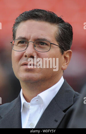 Redskins de Washington' propriétaire Dan Snyder observe alors que son équipe préchauffer avant leur premier match pré-saison contre les Bills de Buffalo' à FedEx Field à Washington le 13 août 2010. UPI/Kevin Dietsch Banque D'Images