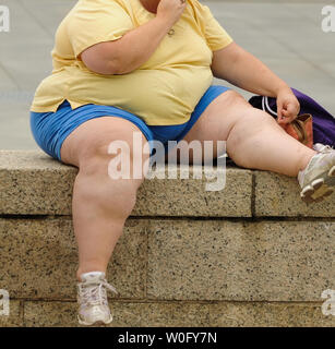 Une femme assise au National Mall à Washington DC le 13 août 2010. L'obésité aux États-Unis a augmenté de 2,4 millions d'Américains obèses depuis 2007, selon un rapport publié cette semaine par les Centers for Disease Control and Prevention (CDC). UPI/Alexis C. Glenn Banque D'Images