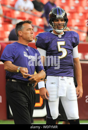Baltimore Ravens quarts-arrières l'entraîneur Jim Zorn (L) parle avec Joe Flacco pendant l'échauffement avant de l'onduleur le match contre les Redskins de Washington à FedEx Field à Landover, Maryland le 21 août 2010. Zorn a été entraîneur en chef de les Redskins pour des saisons 2008 et 2009 et rejoint les Ravens pour la saison 2010 après qu'il a été congédié. UPI/Alexis C. Glenn Banque D'Images