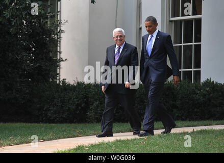 Le président Barack Obama (R) promenades avec le président de l'Autorité palestinienne Mahmoud Abbas après une réunion dans le bureau ovale à la Maison Blanche à Washington le 1 septembre 2010. C'était l'une de plusieurs réunions entre le Président et les dirigeants du Moyen-Orient à l'avance de l'ouverture de la première en deux ans de pourparlers directs entre Israël et l'Autorité palestinienne devrait commencer au département d'Etat à Washington, D.C. demain. UPI/Kevin Dietsch Banque D'Images