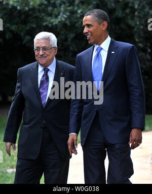 Le président Barack Obama (R) promenades avec le président de l'Autorité palestinienne Mahmoud Abbas après une réunion dans le bureau ovale à la Maison Blanche à Washington le 1 septembre 2010. C'était l'une de plusieurs réunions entre le Président et les dirigeants du Moyen-Orient à l'avance de l'ouverture de la première en deux ans de pourparlers directs entre Israël et l'Autorité palestinienne devrait commencer au département d'Etat à Washington, D.C. demain. UPI/Kevin Dietsch Banque D'Images