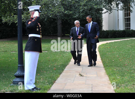 Le président Barack Obama (R) promenades avec le président de l'Autorité palestinienne Mahmoud Abbas après une réunion dans le bureau ovale à la Maison Blanche à Washington le 1 septembre 2010. C'était l'une de plusieurs réunions entre le Président et les dirigeants du Moyen-Orient à l'avance de l'ouverture de la première en deux ans de pourparlers directs entre Israël et l'Autorité palestinienne devrait commencer au département d'Etat à Washington, D.C. demain. UPI/Kevin Dietsch Banque D'Images