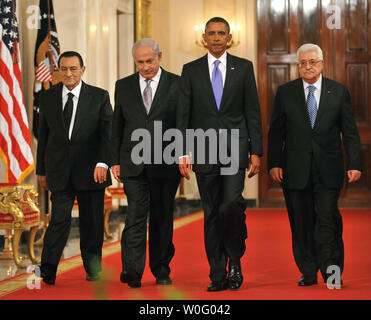 Le président américain Barack Obama (2e-R) entre dans l'est avec le Président Hosni Moubarak (L) de l'Égypte, le Premier Ministre Benjamin Netanyahu d'Israël (2e-L) et le président de l'Autorité palestinienne Mahmoud Abbas où ils prononce une allocution à la suite d'une série de réunions à la Maison Blanche à Washington le 1 septembre 2010. Demain commence les premiers pourparlers de paix directs en deux ans entre Israël et l'Autorité palestinienne devrait commencer au département d'Etat à Washington, D.C. UPI/Kevin Dietsch Banque D'Images