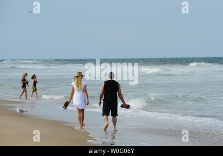 Les gens marchent le long de la plage de Virginia Beach, Virginie le 2 septembre 2010. L'ouragan Earl, un ouragan de catégorie 3, s'approche de la Caroline du Nord et en Virginie, les côtes avec des vents soufflant jusqu'à 115 MPH. UPI/Alexis C. Glenn Banque D'Images