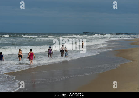 Les gens marchent dans le surf à Virginia Beach, Virginie le 2 septembre 2010. L'ouragan Earl, un ouragan de catégorie 3, s'approche de la Caroline du Nord et en Virginie, les côtes avec des vents soufflant jusqu'à 115 MPH. UPI/Alexis C. Glenn Banque D'Images