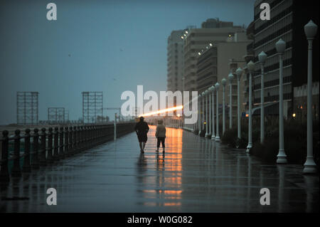 Quelques personnes brave la pluie et marcher la promenade que l'Ouragan Earl se déplace sur Virginia Beach, Virginie le 3 septembre 2010. L'ouragan Earl, un ouragan de catégorie 2, continuera au nord le long de la côte est des États-Unis. UPI/Alexis C. Glenn Banque D'Images