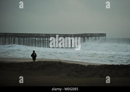Les vagues déferlent dans un quai que l'Ouragan Earl se déplace sur Virginia Beach, Virginie le 3 septembre 2010. L'ouragan Earl, un ouragan de catégorie 2, continuera au nord le long de la côte est des États-Unis. UPI/Alexis C. Glenn Banque D'Images