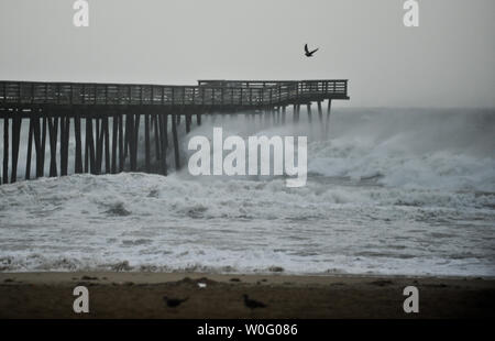 Les vagues déferlent dans un quai que l'Ouragan Earl se déplace sur Virginia Beach, Virginie le 3 septembre 2010. L'ouragan Earl, un ouragan de catégorie 2, continuera au nord le long de la côte est des États-Unis. UPI/Alexis C. Glenn Banque D'Images