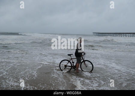 Un homme chevauche son vélo sur la plage que l'Ouragan Earl se déplace sur Virginia Beach, Virginie le 3 septembre 2010. L'ouragan Earl, un ouragan de catégorie 2, continuera au nord le long de la côte est des États-Unis. UPI/Alexis C. Glenn Banque D'Images