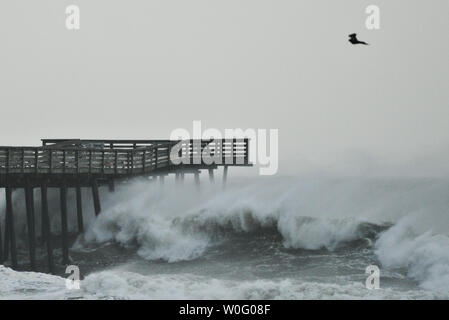 Les vagues déferlent dans un quai que l'Ouragan Earl se déplace sur Virginia Beach, Virginie le 3 septembre 2010. L'ouragan Earl, un ouragan de catégorie 2, continuera au nord le long de la côte est des États-Unis. UPI/Alexis C. Glenn Banque D'Images