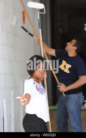 La Première Dame Michelle Obama peint un mur comme elle est bénévole à un projet de service pour la communauté de retraite à Hall Vinson McClean, Virginie le 11 septembre 2010. UPI/Alexis C. Glenn Banque D'Images