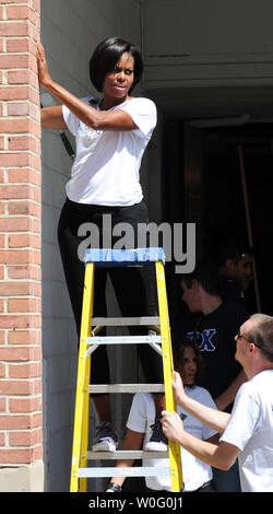 La Première Dame Michelle Obama peint un mur comme elle est bénévole à un projet de service pour la communauté de retraite à Hall Vinson McClean, Virginie le 11 septembre 2010. UPI/Alexis C. Glenn Banque D'Images