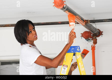 La Première Dame Michelle Obama peint comme elle est bénévole à un projet de service pour la communauté de retraite à Hall Vinson McClean, Virginie le 11 septembre 2010. UPI/Alexis C. Glenn Banque D'Images