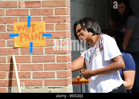 La Première Dame Michelle Obama peint un mur comme elle est bénévole à un projet de service pour la communauté de retraite à Hall Vinson McClean, Virginie le 11 septembre 2010. UPI/Alexis C. Glenn Banque D'Images