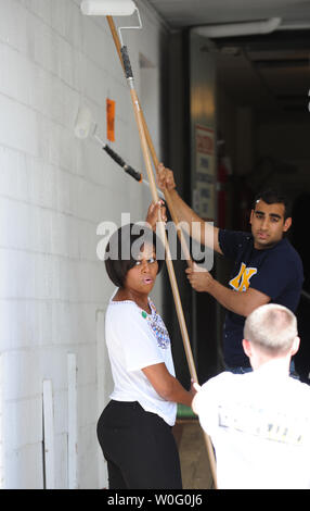 La Première Dame Michelle Obama peint un mur comme elle est bénévole à un projet de service pour la communauté de retraite à Hall Vinson McClean, Virginie le 11 septembre 2010. UPI/Alexis C. Glenn Banque D'Images