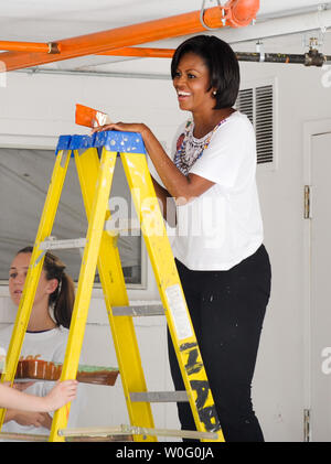 La Première Dame Michelle Obama peint comme elle est bénévole à un projet de service pour la communauté de retraite à Hall Vinson McClean, Virginie le 11 septembre 2010. UPI/Alexis C. Glenn Banque D'Images