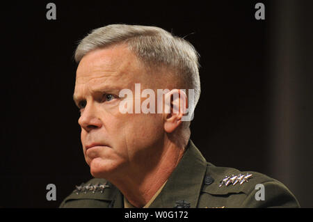 Général James Amos témoigne devant la Commission des forces armées du Sénat lors de son audition audition renouvellement d'être commandant de la Marine Corps. à Washington le 21 septembre 2010. UPI/Kevin Dietsch Banque D'Images