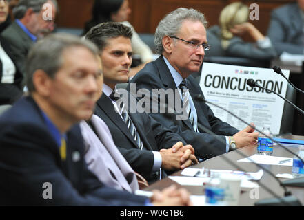 Hareng Stanley (R), Président, Sous-comité sur l'éducation et de défense des intérêts, de la tête, du cou et de la colonne vertébrale de la NFL et médecin de l.Seattle Seahawks et les Mariners de Seattle, Sean Morey (C), ancien receveur de la NFL et actuel membre du conseil exécutif de l'Association des joueurs de la NFL, et Gerry Gioia, chef de la neuropsychologie pédiatrique au Children's National Medical Center à Rockville, MD, témoigner au cours d'une House l'éducation et du travail sur l'audience du comité de la protection de la Loi sur les étudiants athlètes de commotions, à Washington le 23 septembre 2010. UPI/Kevin Dietsch Banque D'Images