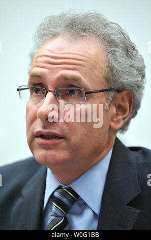 Hareng Stanley, président, Sous-comité sur l'éducation et de défense des intérêts, de la tête, du cou et de la colonne vertébrale de la NFL et médecin de l.Seattle Seahawks et les Mariners de Seattle, témoigne d'une maison au cours de l'enseignement supérieur et du travail du Comité sur la protection de la Loi sur les étudiants athlètes de commotions, à Washington le 23 septembre 2010. UPI/Kevin Dietsch Banque D'Images